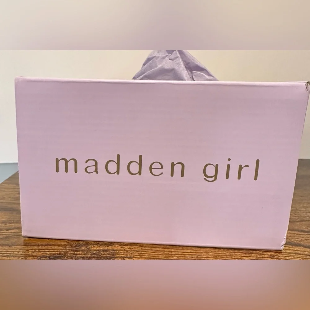 Madden Girls Little Girls Silver Mcassiee Sandals NWT Size 1